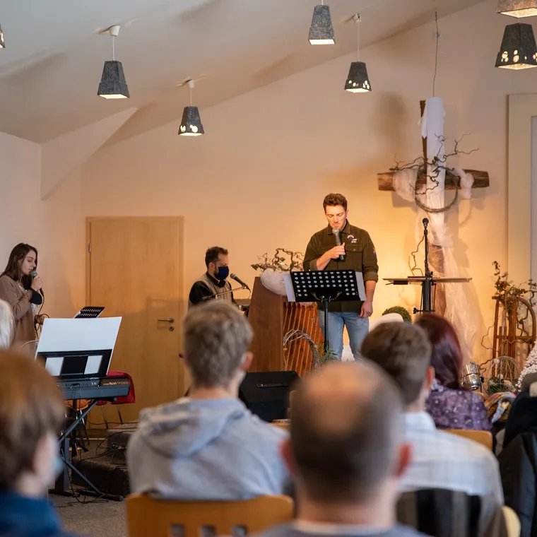Die Musikband spielt vorn im Gottesdienstraum, die Gemeinde sitzt in den Reihen davor