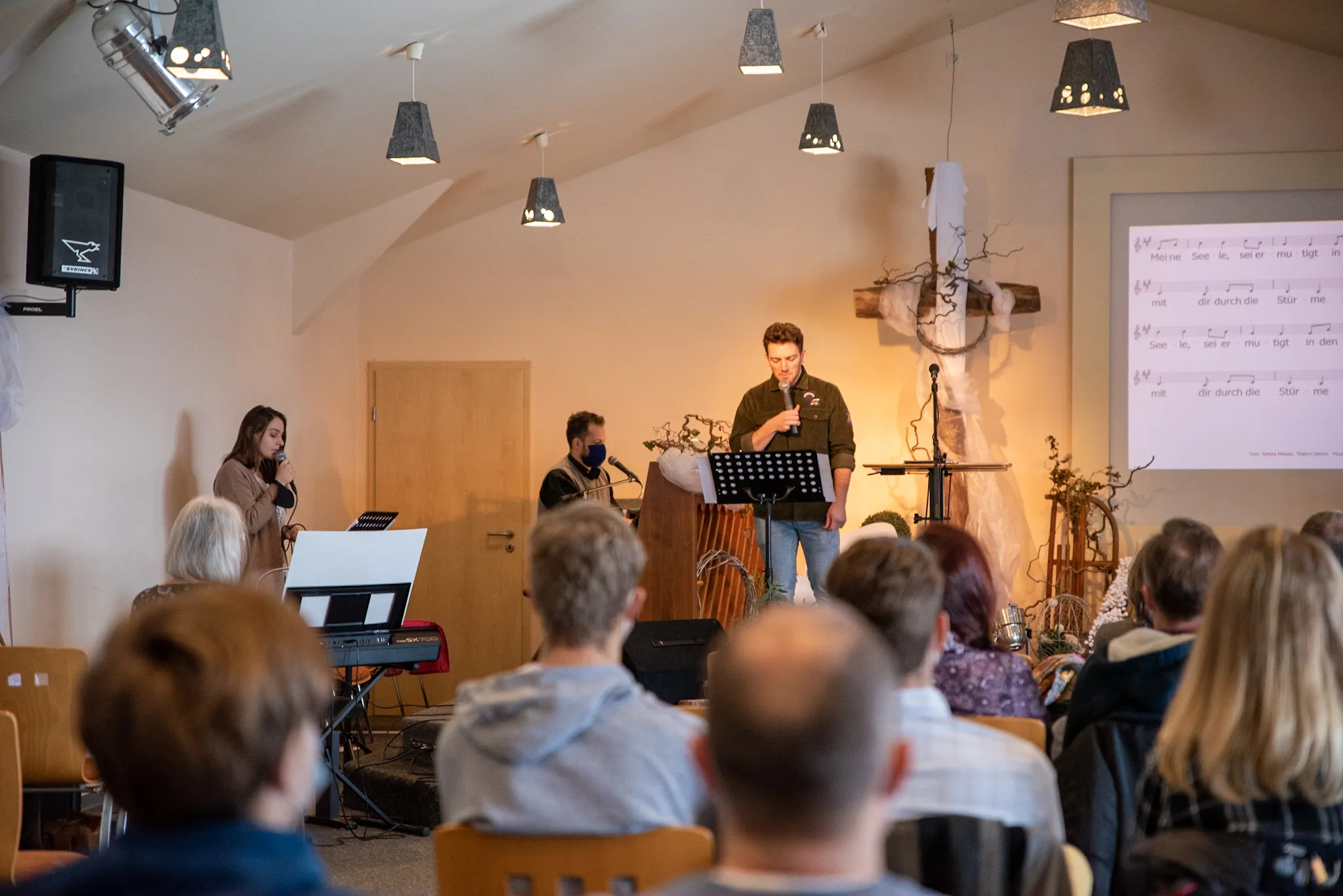 Die Musikband spielt vorn im Gottesdienstraum, die Gemeinde sitzt in den Reihen davor