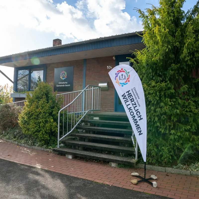 Das Gemeindehaus in der Mühlenstraße mit einer Fahne „Herzlich willkommen“ am Eingang