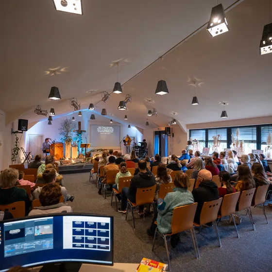 Blick von hinten in den Gottesdienstraum während eines Gottesdiensts