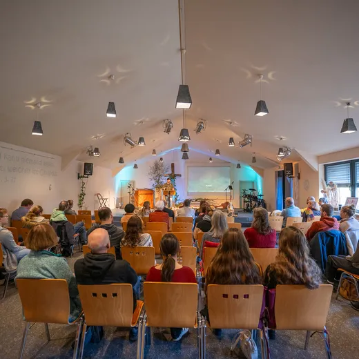 Blick aus den hinteren Reihen nach vorn während des Gottesdienstes