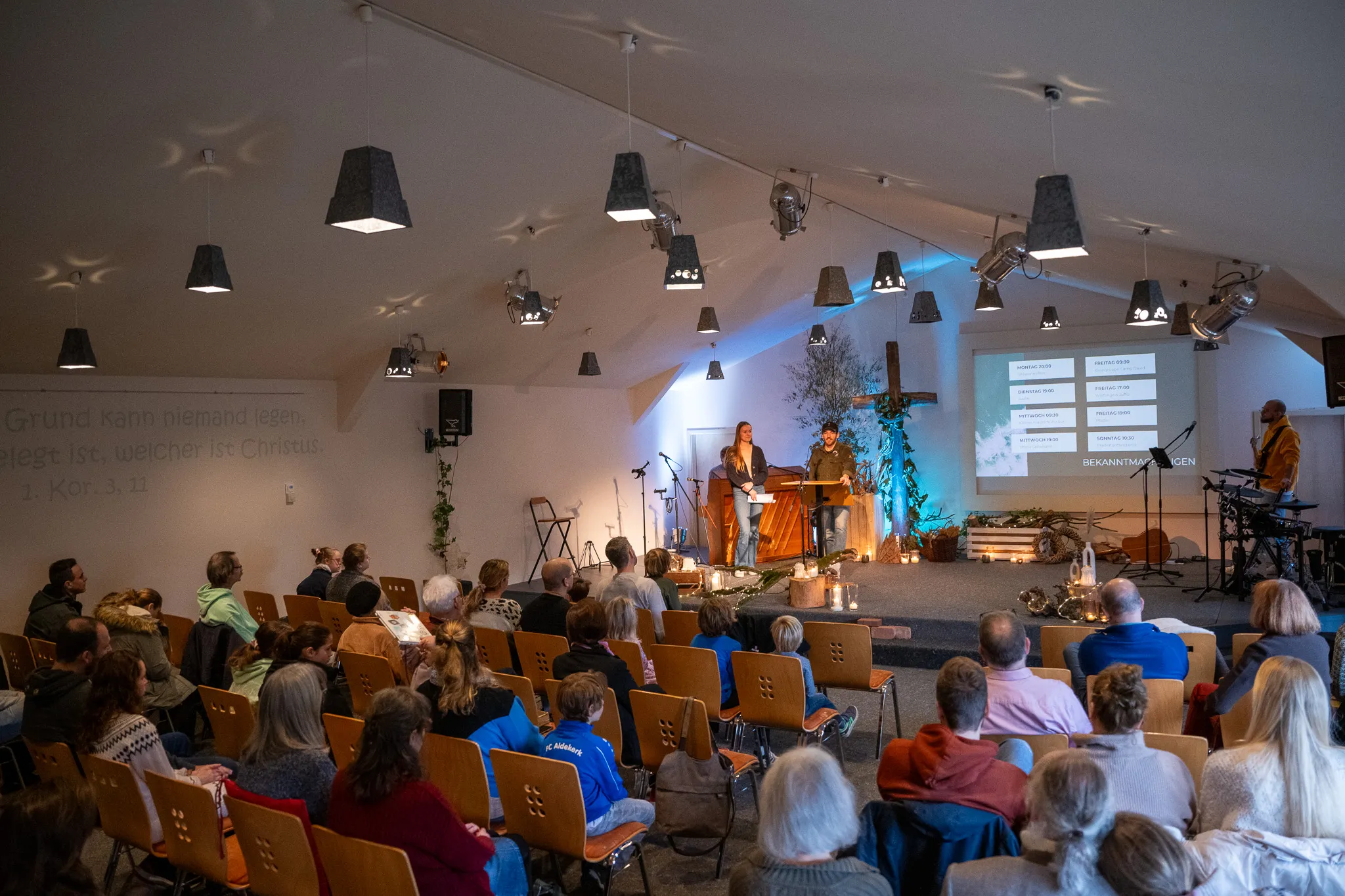Blick in den Gottesdienstraum der Christlichen Gemeinde Issum während des Lobpreises