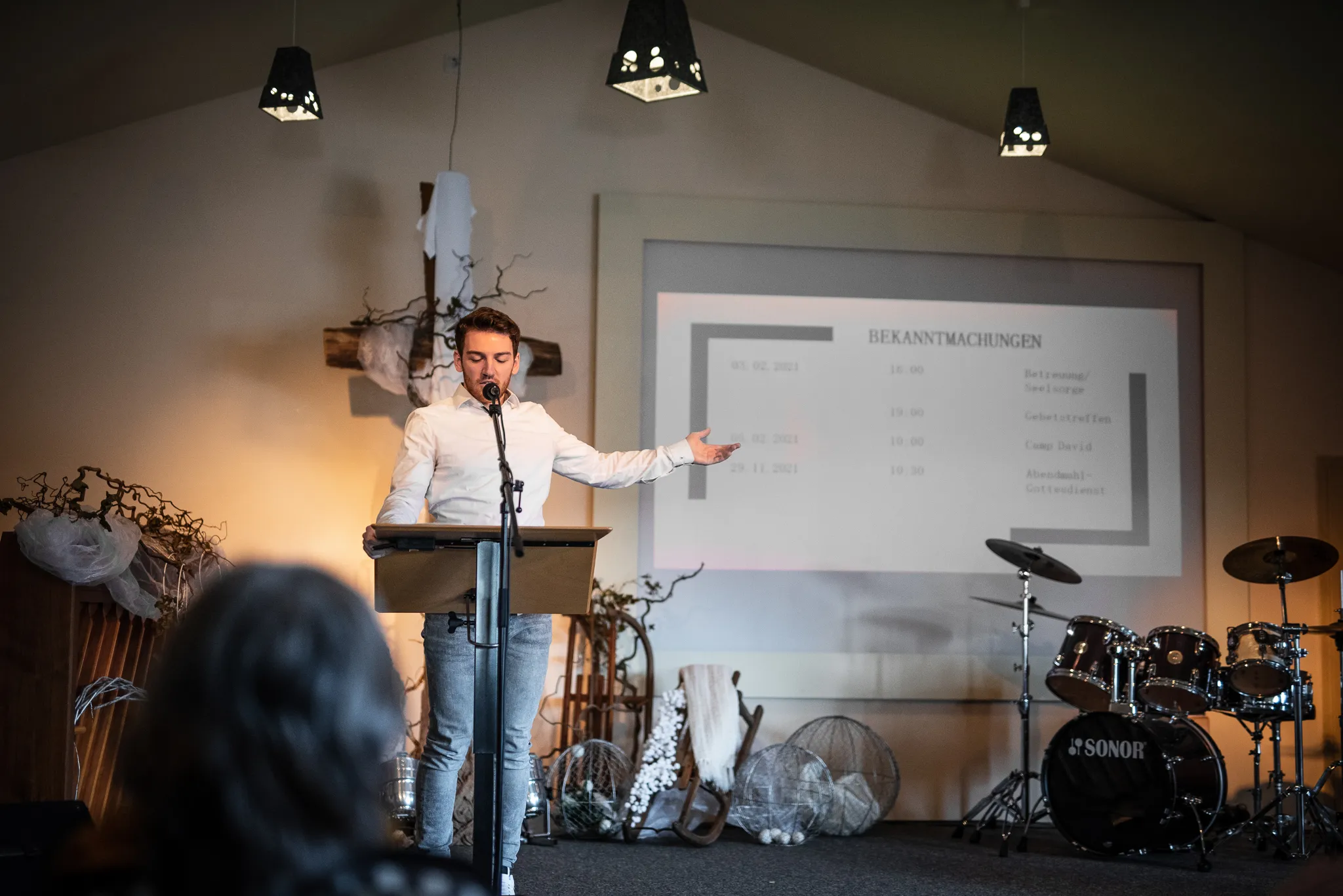 Ein Redner am Pult im Gottesdienstraum